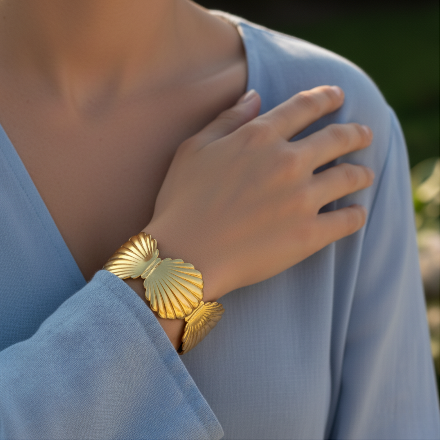 Golden Seashell Design Bangle