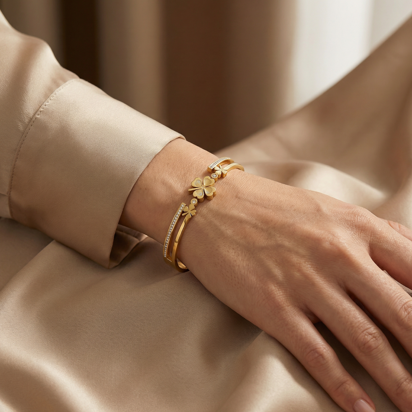 Golden Clover Charm Bangle (Free Size)