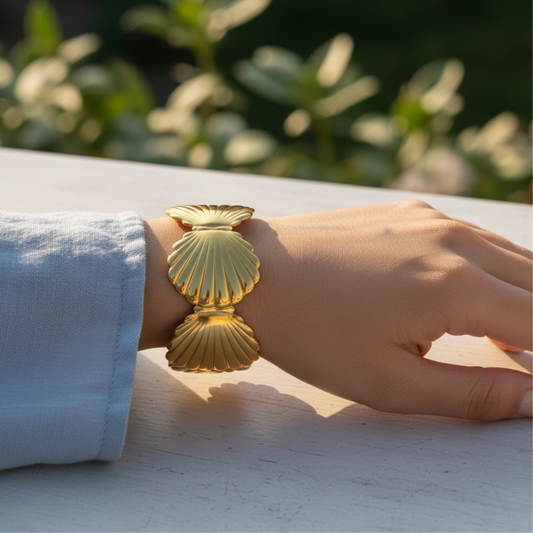 Golden Seashell Design Bangle