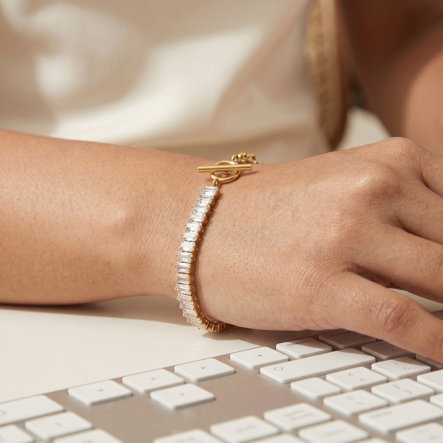 Golden Heart Toggle Bracelet (Free Size)