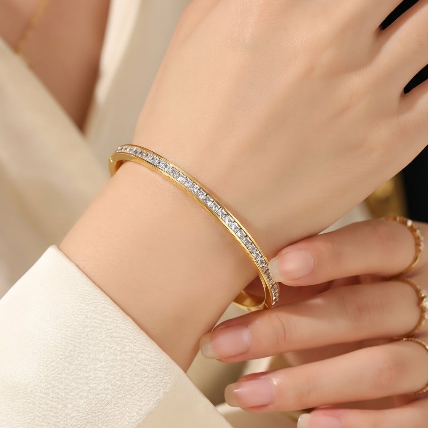 Golden Luxe Solid Bangle (Free Size)