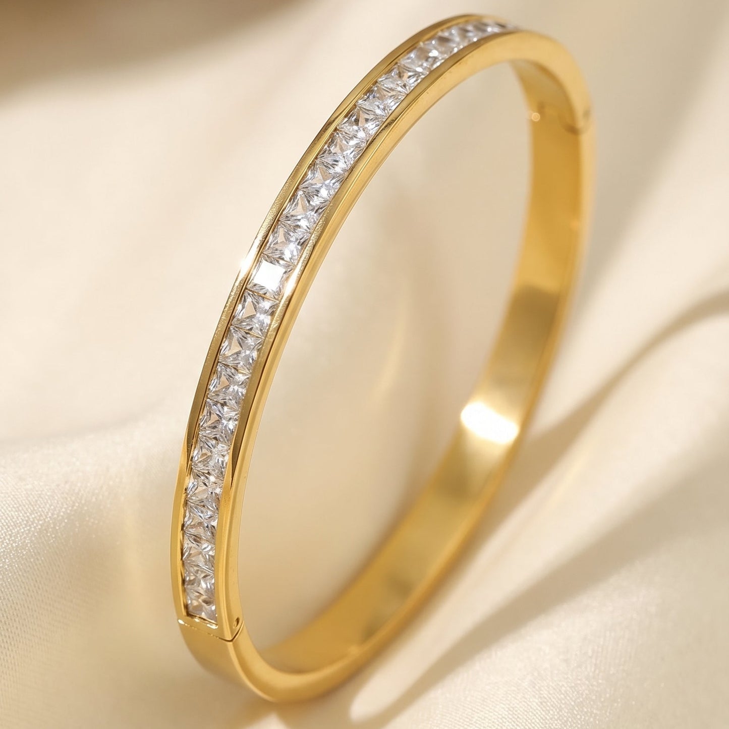 Golden Luxe Solid Bangle (Free Size)